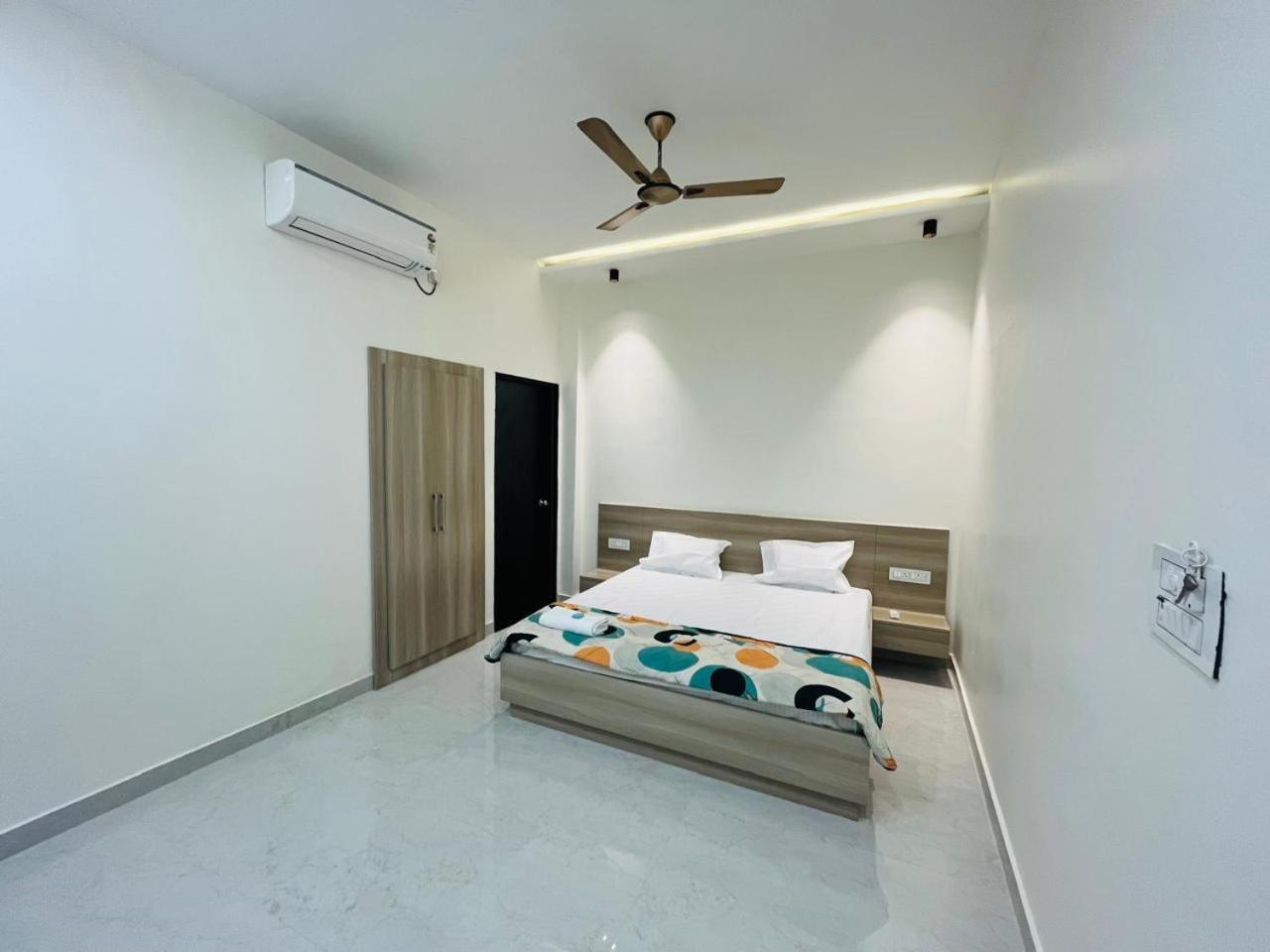 Log Inn Banaras Bénarès Extérieur photo