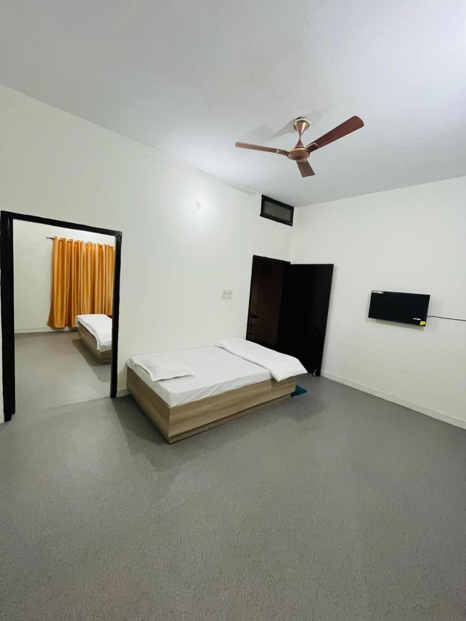 Log Inn Banaras Bénarès Extérieur photo